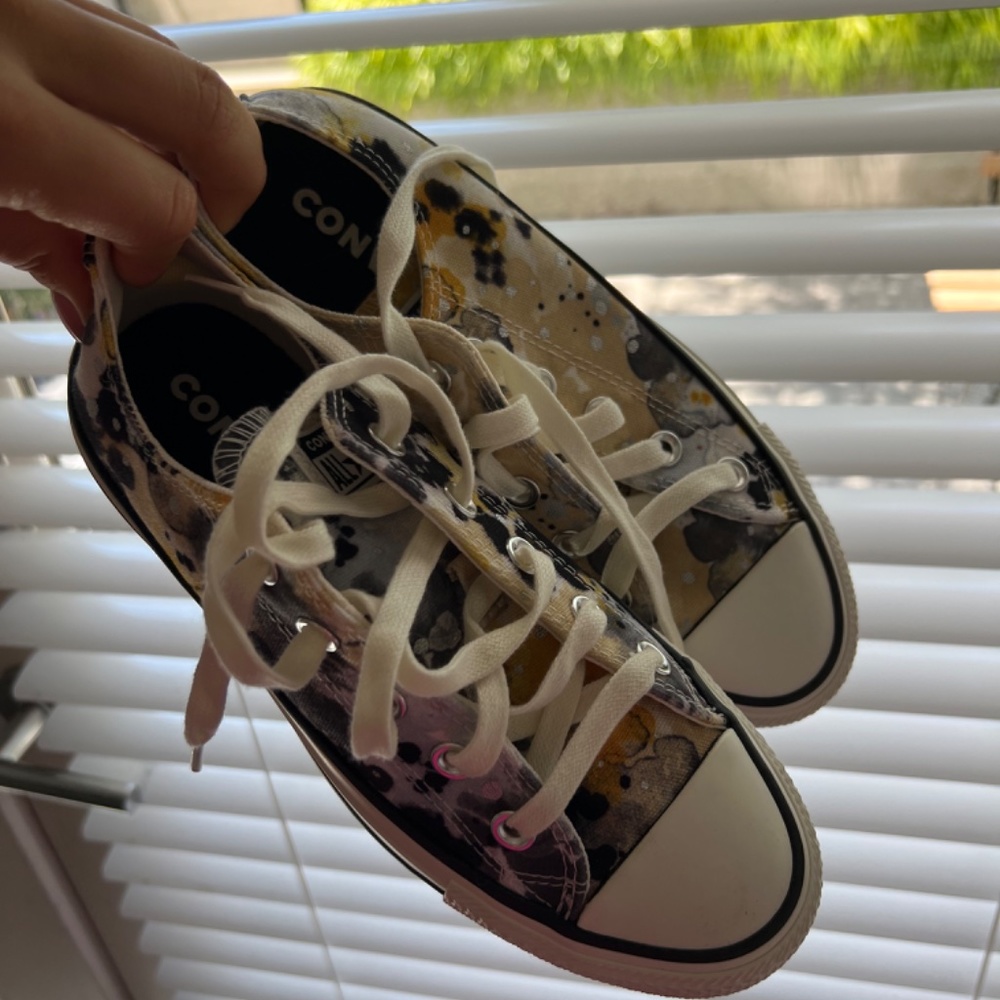 Converse shoes - Picture 2 of 2